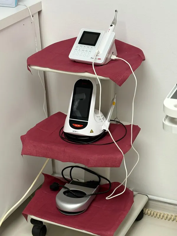 Aparatură stomatologică pe un cărucior din cabinetul Vera Med
